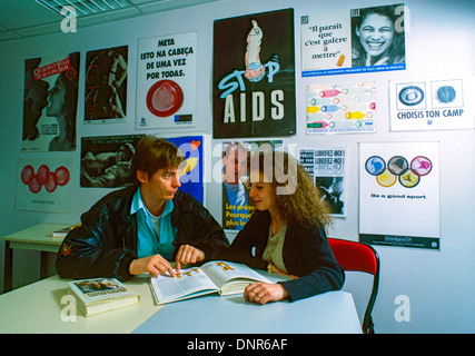 Paris, Frankreich, Französisch AIDS Gesundheitskrise Werbung HIV-Präventionskampagne Vintage-Plakate an der Wand im Büro von N.G.O., die CRIPS (Benoit Felix) AIDS-Kampagne, franzosen in hiv-Aids Stockfoto