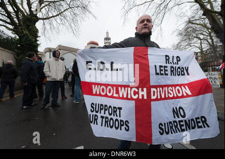 Zentralmoschee, London, UK. 4. Januar 2014. Frustriert EDL, Englisch Volunteer Force & andere Konzerne Protest außerhalb der Zentralmoschee, Regents Park, London, in der Frustration, die Anjem Choudarys vorgeschlagenen Anti-Glücksspiel Demo früher an diesem Tag nicht weiter gehen. Bildnachweis: Lee Thomas/Alamy Live-Nachrichten Stockfoto