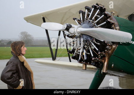 Tracey Curtis-Taylor begab sich auf eine Reise, Ihr eigenen Offenen zu fliegen - Cockpit vintage Boeing Stearman Doppeldecker von Kapstadt nach Großbritannien Stockfoto