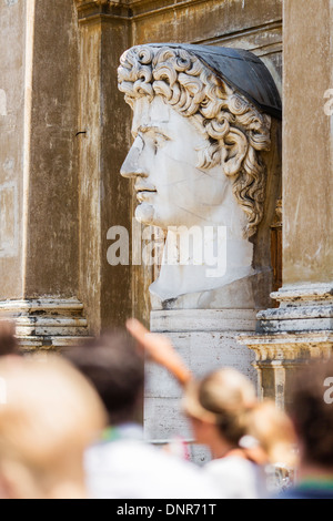 Geschnitzte Skulptur im Innenhof der Vatikanischen Museen, Vatikanstadt, Rom, Italien, Europa Stockfoto