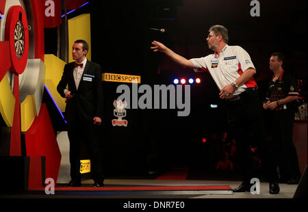 Frimley Green, Surrey, UK. 4. Januar 2014. Newcomer, David Cameron (Kanada) spielt Martin Adams (GER) in ihrem ersten Vorrundenspiel bei der BDO Dart Championship, Lakeside, Frimley Green, Surrey. © Joanne Roberts/Alamy Live News Bildnachweis: Joanne Roberts/Alamy Live-Nachrichten Stockfoto