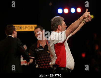 Frimley Green, Surrey, UK. 4. Januar 2014. Newcomer, David Cameron (Kanada) wird von Martin Adams (GER) in ihrem ersten Vorrundenspiel bei der BDO Dart Championship, Lakeside, Frimley Green, Surrey geschlagen. © Joanne Roberts/Alamy Live News Bildnachweis: Joanne Roberts/Alamy Live-Nachrichten Stockfoto