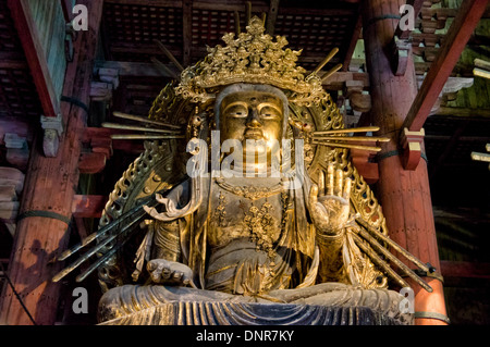 Buddha-Statue in der historischen Tempel Tōdai-Ji, Nara, Japan Stockfoto