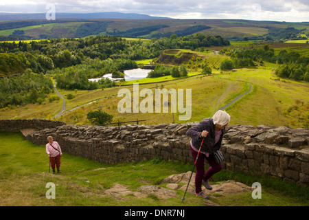 Rentner zu Fuß im Walltown Steinbruch am Hadrianswall National Trail, Northumberland England Vereinigtes Königreich Großbritannien Stockfoto