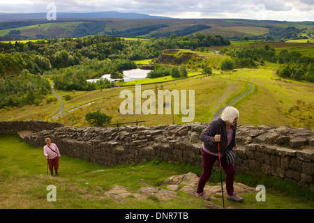 Rentner zu Fuß im Walltown Steinbruch am Hadrianswall National Trail, Northumberland England Vereinigtes Königreich Großbritannien Stockfoto