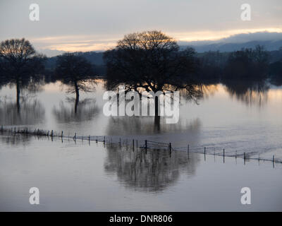 Worcester, Worcestershire, UK, 4. Januar 2014.  Fluß Severn Überschwemmungen nach jüngsten stürmen.  Fluß Severn platzt seine Ufer südlich von Worcester Stadt Zentrum und Wasser fließt über Farmland.  Clearing-Himmel in der Ferne über Malvern ersichtlich. Bildnachweis: Ian Thwaites/Alamy Live-Nachrichten Stockfoto