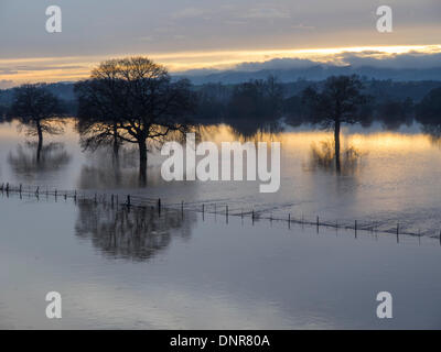 Worcester, Worcestershire, UK, 4. Januar 2014.  Fluß Severn Überschwemmungen nach jüngsten stürmen.  Fluß Severn platzt seine Ufer südlich von Worcester Stadt Zentrum und Wasser fließt über Farmland.  Clearing-Himmel in der Ferne über Malvern ersichtlich. Bildnachweis: Ian Thwaites/Alamy Live-Nachrichten Stockfoto