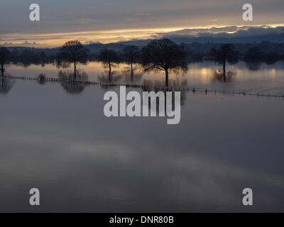 Worcester, Worcestershire, UK, 4. Januar 2014.  Fluß Severn Überschwemmungen nach jüngsten stürmen.  Fluß Severn platzt seine Ufer südlich von Worcester Stadt Zentrum und Wasser fließt über Farmland.  Clearing-Himmel in der Ferne über Malvern ersichtlich. Bildnachweis: Ian Thwaites/Alamy Live-Nachrichten Stockfoto