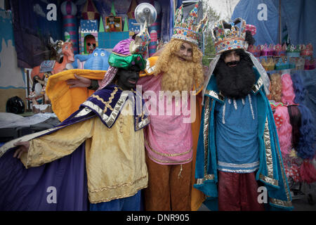 Mexiko-Stadt. 4. Januar 2014. Foto aufgenommen am 3. Januar 2014 zeigt junge Männer verkleidet als weiser Männer posieren für Fotos im Rahmen der Feier des Wise Men Tag in Mexiko-Stadt, Hauptstadt von Mexiko. Bildnachweis: Alejandro Ayala/Xinhua/Alamy Live-Nachrichten Stockfoto