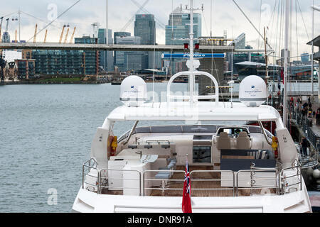 London, UK. 4. Januar 2014. Die Sunseeker-115 (Fuß- und £11m ca.) ist im Royal Victoria Dock mit Blick auf Canary Wharf festgemacht. Der London Boat Show öffnet um das Excel Centre, Docklands, London, UK-Credit: Guy Bell/Alamy Live News Stockfoto