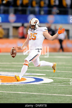 Arlington, TX, USA. 3. Januar 2014. Oklahoma State Cowboys Punter Kip Smith #35 während der 78. jährliche AT&T Cotton Bowl klassische Bowl-Spiel zwischen der Oklahoma State University Cowboys und den Missouri Tigers im AT&T Stadium in Arlington, TX Credit: Cal Sport Media/Alamy Live News Stockfoto