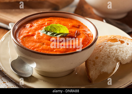 Cremige Tomatensuppe Basilikum Bisque mit Brot Stockfoto