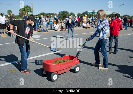 Nach der Parade. Aufräumen der Pferd Kot Veterans Day Pensacola Florida USA Stockfoto