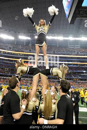 Arlington, TX, USA. 3. Januar 2014. Missouri Cheerleader während die 78. jährliche AT&T Cotton Bowl klassische Bowl-Spiel zwischen der Oklahoma State University Cowboys und den Missouri Tigers im AT&T Stadium in Arlington, TX Missouri besiegte Oklahoma State 41-31-Credit: Cal Sport Media/Alamy Live News Stockfoto