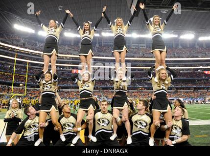 Arlington, TX, USA. 3. Januar 2014. Missouri Cheerleader während die 78. jährliche AT&T Cotton Bowl klassische Bowl-Spiel zwischen der Oklahoma State University Cowboys und den Missouri Tigers im AT&T Stadium in Arlington, TX Missouri besiegte Oklahoma State 41-31-Credit: Cal Sport Media/Alamy Live News Stockfoto