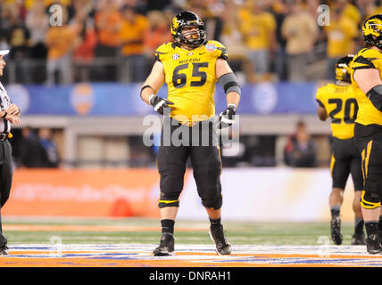 Arlington, TX, USA. 3. Januar 2014. Missouri Tigers offensive Linienrichter Mitch Morse #65 während die 78. jährliche AT&T Cotton Bowl klassische Bowl-Spiel zwischen der Oklahoma State University Cowboys und den Missouri Tigers im AT&T Stadium in Arlington, TX Credit: Cal Sport Media/Alamy Live News Stockfoto