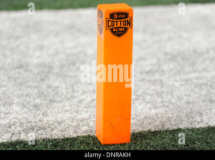 Arlington, TX, USA. 3. Januar 2014. Ein Pylon sitzt auf dem Feld während der 78. jährliche AT&T Cotton Bowl klassische Bowl-Spiel zwischen der Oklahoma State University Cowboys und den Missouri Tigers im AT&T Stadium in Arlington, TX Credit: Cal Sport Media/Alamy Live News Stockfoto