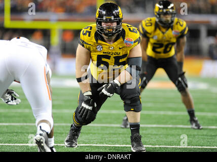 Arlington, TX, USA. 3. Januar 2014. Missouri Tigers offensive Linienrichter Mitch Morse #65 während die 78. jährliche AT&T Cotton Bowl klassische Bowl-Spiel zwischen der Oklahoma State University Cowboys und den Missouri Tigers im AT&T Stadium in Arlington, TX Credit: Cal Sport Media/Alamy Live News Stockfoto