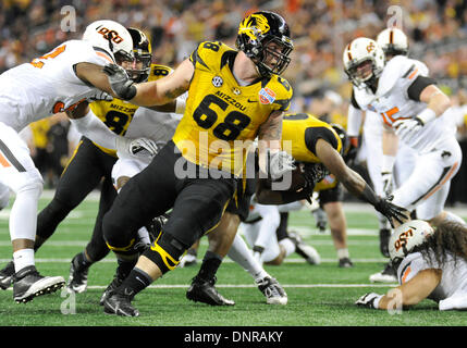 Arlington, TX, USA. 3. Januar 2014. Missouri Tigers offensive Linienrichter Justin Britt #68 während die 78. jährliche AT&T Cotton Bowl klassische Bowl-Spiel zwischen der Oklahoma State University Cowboys und den Missouri Tigers im AT&T Stadium in Arlington, TX Credit: Cal Sport Media/Alamy Live News Stockfoto