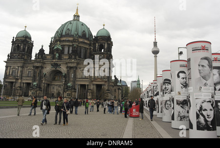 Grauen Himmelsblick auf Berliner Dom und Fernsehturm Alexanderplatz, Leute zu Fuß Vielfalt zerstört Ausstellung, Lustgarten, Berlin Stockfoto