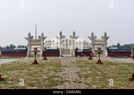 Stein-Tore mit dem runden Erdwall-Altar im Hintergrund in der Himmelstempel (Tiantan Park) in Peking, China Stockfoto