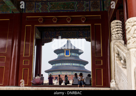 Blick vom Tor in Richtung Halle des Gebets für gute Ernten in der Himmelstempel (Tiantan Park) in Peking, China Stockfoto