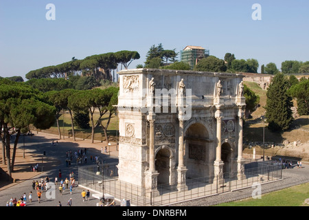 Der Triumphbogen des Konstantin (Arco di Costantino) wie das Kolosseum in Rom, Lazio, Italien zu sehen. Stockfoto