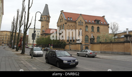 Grauen Himmelsblick auf Schonhauser Allee, abgeschlagenen Pappeln geparkten Autos, rote Ziegel Kulturbrauerei, Sredkistrasse, Berlin, Deutschland Stockfoto