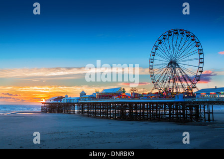 Blackpool Central Pier und Riesenrad bei Sonnenuntergang Stockfoto