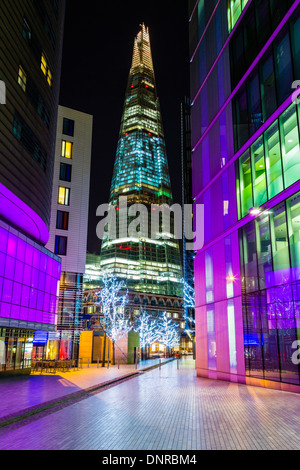 LONDON - 22 Dez.: The Shard Gebäude in der Nacht von der Tooley Street auf 22. Dezember 2013 abgebildet. Stockfoto