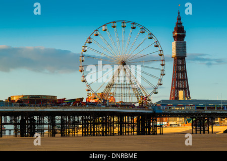 Blackpool Central Pier mit Riesenrad und Turm Stockfoto