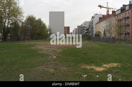 Grauen Himmel View Apartments mit Blick auf grünen Rasen Berliner Mauer Grenzstreifen, Blick nach Osten, Swinemunder Strasse an der Bernauer Straße Stockfoto