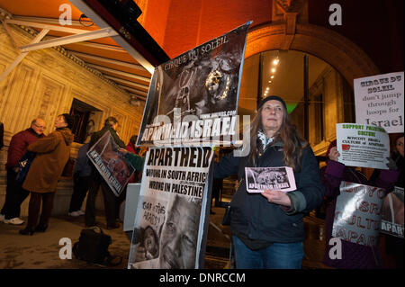 Royal Albert Hall, London, UK. 4. Januar 2014. Demonstranten demonstrierten vor der Royal Albert Hall vor Cirque de Soleil waren durchführen soll. Die Aktivisten sind gegen die Zirkustruppe Durchführung noch in diesem Jahr gegen die palästinensische Forderung nach einer kulturellen Boykott von Israel in Tel Aviv. Bildnachweis: Lee Thomas/Alamy Live-Nachrichten Stockfoto