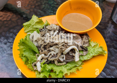 Teller mit Lamm Kutteln in Wangfujing-Straße in Peking, China Stockfoto