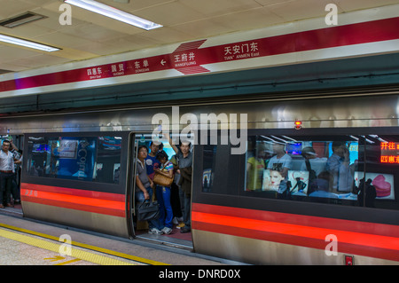 Tür offen an der Wangfujing Station in Peking U-Bahn Stockfoto