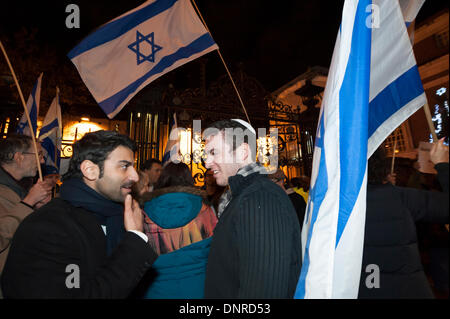 St. James Church, Piccadilly, London, UK. 4. Januar 2014. Eine große Menschenmenge von Israelis und Sympathisanten protestierten außerhalb St. Jakobskirche, als Reaktion auf Justin Butcher Kunstinstallation Darstellung der 26ft hohe Replik des Sicherheitszauns in Bethlehem. Sie glauben, die Arbeit fördert die Anti-israelische Gefühl Credit: Lee Thomas/Alamy Live News Stockfoto