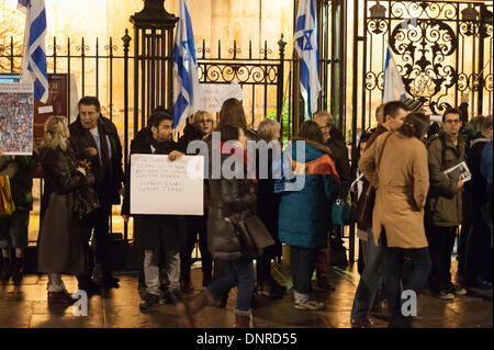 St. James Church, Piccadilly, London, UK. 4. Januar 2014. Eine große Menschenmenge von Israelis und Sympathisanten protestierten außerhalb St. Jakobskirche, als Reaktion auf Justin Butcher Kunstinstallation Darstellung der 26ft hohe Replik des Sicherheitszauns in Bethlehem. Sie glauben, die Arbeit fördert die Anti-israelische Gefühl Credit: Lee Thomas/Alamy Live News Stockfoto