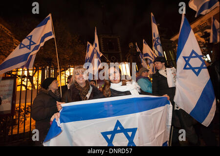 St. James Church, Piccadilly, London, UK. 4. Januar 2014. Eine große Menschenmenge von Israelis und Sympathisanten protestierten außerhalb St. Jakobskirche, als Reaktion auf Justin Butcher Kunstinstallation Darstellung der 26ft hohe Replik des Sicherheitszauns in Bethlehem. Sie glauben, die Arbeit fördert die Anti-israelische Gefühl Credit: Lee Thomas/Alamy Live News Stockfoto