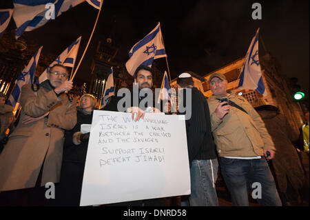 St. James Church, Piccadilly, London, UK. 4. Januar 2014. Eine große Menschenmenge von Israelis und Sympathisanten protestierten außerhalb St. Jakobskirche, als Reaktion auf Justin Butcher Kunstinstallation Darstellung der 26ft hohe Replik des Sicherheitszauns in Bethlehem. Sie glauben, die Arbeit fördert die Anti-israelische Gefühl Credit: Lee Thomas/Alamy Live News Stockfoto