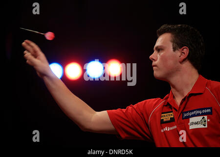 Frimley Green, Surrey, UK. 4. Januar 2014. Jeffrey de Graaf (NETH) (rotes Hemd) spielt Martin Atkins (Eng) (schwarzes Hemd) in ihrem ersten Vorrundenspiel bei der BDO Dart Championship, Lakeside, Frimley Green, Surrey. Bildnachweis: Joanne Roberts/Alamy Live-Nachrichten Stockfoto