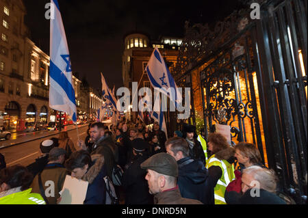 St. James Church, Piccadilly, London, UK. 4. Januar 2014. Eine große Menschenmenge von Israelis und Sympathisanten protestierten außerhalb St. Jakobskirche, als Reaktion auf Justin Butcher Kunstinstallation Darstellung der 26ft hohe Replik des Sicherheitszauns in Bethlehem. Sie glauben, die Arbeit fördert die Anti-israelische Gefühl Credit: Lee Thomas/Alamy Live News Stockfoto