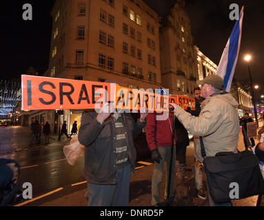 St. James Church, Piccadilly, London, UK. 4. Januar 2014. Eine große Menschenmenge von Israelis und Sympathisanten protestierten außerhalb St. Jakobskirche, als Reaktion auf Justin Butcher Kunstinstallation Darstellung der 26ft hohe Replik des Sicherheitszauns in Bethlehem. Sie glauben, die Arbeit fördert die Anti-israelische Gefühl Credit: Lee Thomas/Alamy Live News Stockfoto