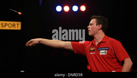 Frimley Green, Surrey, UK. 4. Januar 2014. Jeffrey de Graaf (NETH) (rotes Hemd) spielt Martin Atkins (Eng) (schwarzes Hemd) in ihrem ersten Vorrundenspiel bei der BDO Dart Championship, Lakeside, Frimley Green, Surrey. Bildnachweis: Joanne Roberts/Alamy Live-Nachrichten Stockfoto