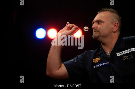 Frimley Green, Surrey, UK. 4. Januar 2014. Jeffrey de Graaf (NETH) (rotes Hemd) spielt Martin Atkins (Eng) (schwarzes Hemd) in ihrem ersten Vorrundenspiel bei der BDO Dart Championship, Lakeside, Frimley Green, Surrey. Bildnachweis: Joanne Roberts/Alamy Live-Nachrichten Stockfoto