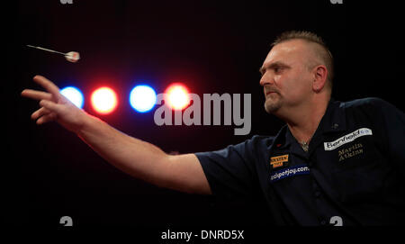 Frimley Green, Surrey, UK. 4. Januar 2014. Jeffrey de Graaf (NETH) (rotes Hemd) spielt Martin Atkins (Eng) (schwarzes Hemd) in ihrem ersten Vorrundenspiel bei der BDO Dart Championship, Lakeside, Frimley Green, Surrey. Bildnachweis: Joanne Roberts/Alamy Live-Nachrichten Stockfoto