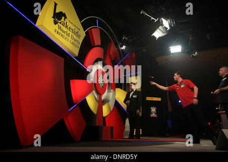 Frimley Green, Surrey, UK. 4. Januar 2014. Jeffrey de Graaf (NETH) (rotes Hemd) spielt Martin Atkins (Eng) (schwarzes Hemd) in ihrem ersten Vorrundenspiel bei der BDO Dart Championship, Lakeside, Frimley Green, Surrey. Bildnachweis: Joanne Roberts/Alamy Live-Nachrichten Stockfoto