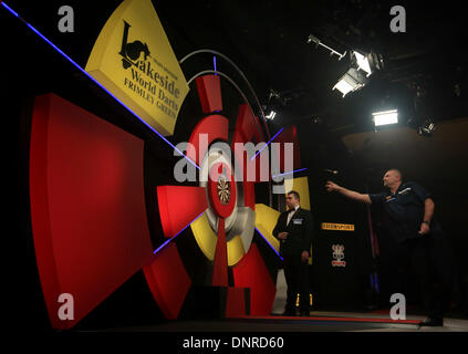 Frimley Green, Surrey, UK. 4. Januar 2014. Jeffrey de Graaf (NETH) (rotes Hemd) spielt Martin Atkins (Eng) (schwarzes Hemd) in ihrem ersten Vorrundenspiel bei der BDO Dart Championship, Lakeside, Frimley Green, Surrey. Bildnachweis: Joanne Roberts/Alamy Live-Nachrichten Stockfoto