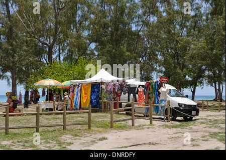 Farbenfrohe Strandtücher und Sarongs Angebote am Strand von Le Morne, Mauritius. Stockfoto