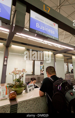 Aisana Airlines Business class Check-in - Incheon International Airport, Seoul, Südkorea Stockfoto