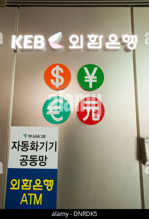 Fremdwährung einander gegenüberstehenden Wechselstube - Seoul, Südkorea Stockfoto
